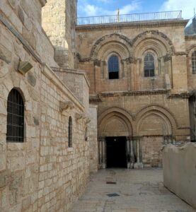 L'entrée dans la Basilique du St Sépulcre n'attend plus que vous